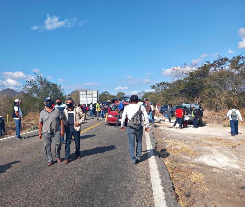 Músicos de Juchitán demandan apoyos; bloquean por segundo día la carretera vía panamericana