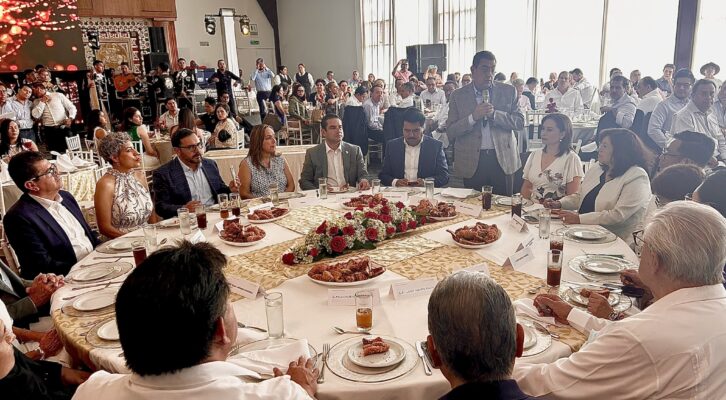 El morenista gobernador de Puebla se organizó comida para festejar su cumpleaños (16:46 h)
