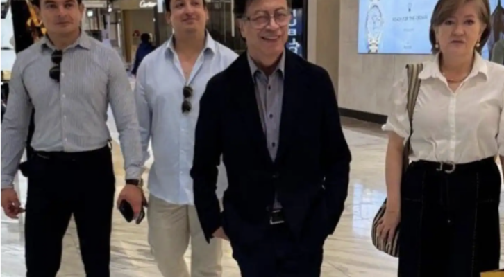 Gustavo Petro llega a México por primera vez como expresidente de Colombia y prepara conferencia en la UNAM (16:30 h)