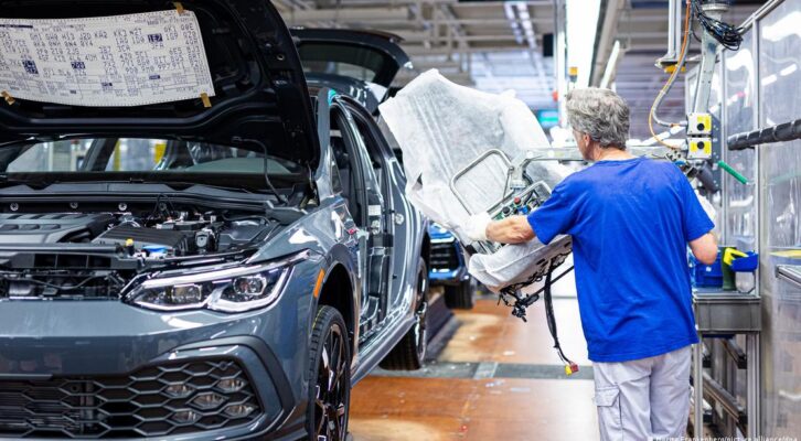 Sin Límites: VW alemana en crisis; los Defensores del PRI: Raúl Torres Salmerón (17:30 h)