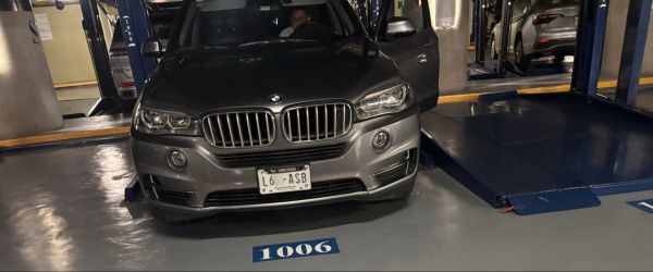 Ex secretario de AMLO maneja camioneta BMW, así de austero (19:00 h)