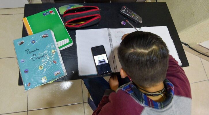 A favor de regular uso de celulares, para evitar uso excesivo: director de primaria (15:30 h)