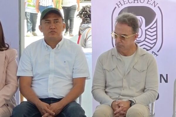 Senador cuestionado por huachicol, aparece sentado junto al CEO de Chedraui (14:35 h)