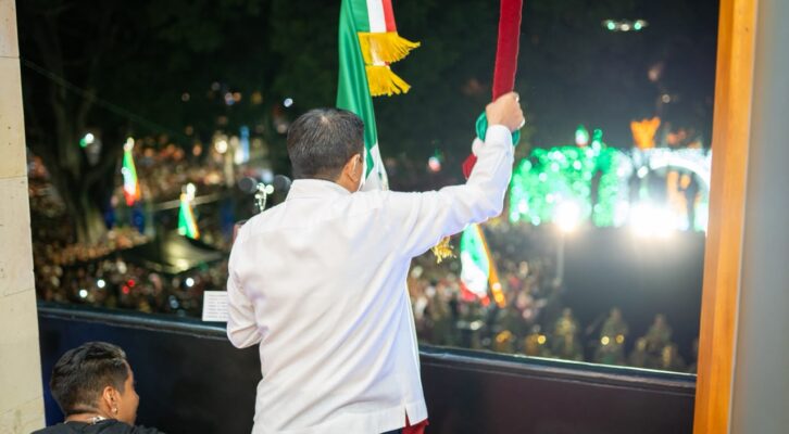 Llama Salomón Jara a la unidad en el 216 aniversario del inicio de la Independencia de México (23:35 h)