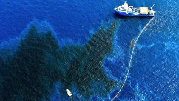 Fuga de Pemex causa derrame de petróleo en el Golfo de México (18:37 h)