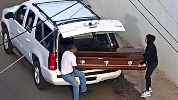 Empleados de funeraria abandonan ataúd con cadáver en Uruapan (16:56 h)