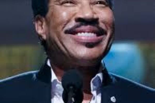 El cantante Lionel Richie sigue hospitalizado en terapia intensiva (20:05 h)