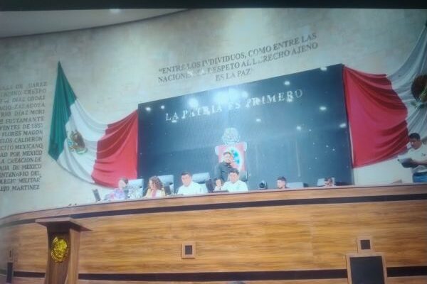 Diputados en sesión extraordinaria para desaparición de poderes en Juchitán (18:46 h)