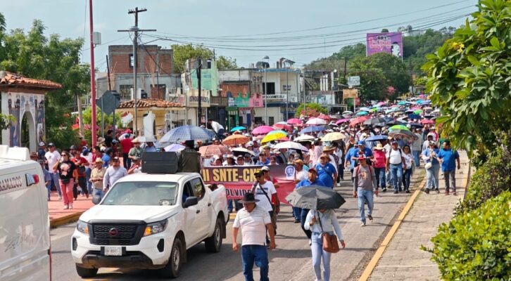 Marcha sección 22 en Tehuantepec; exigen justicia por asesinato del profesor Leví Peralta Regalado (14:00 h)