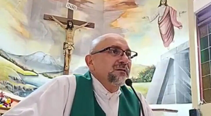 Sacerdote muere tras caerle una enorme cruz durante una misa (18:49 h)